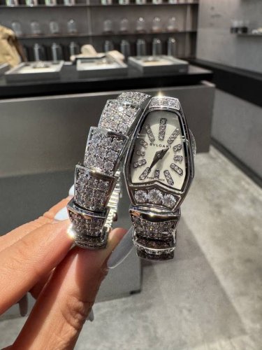 金白同价 宝格丽珠宝腕表 品牌：Bvlgari 宝格丽 系列：Serpenti系列 机芯：瑞士石英 表盘：珍珠母贝表盘，时标钻示 调时：底盖按调 功能：时针 分
