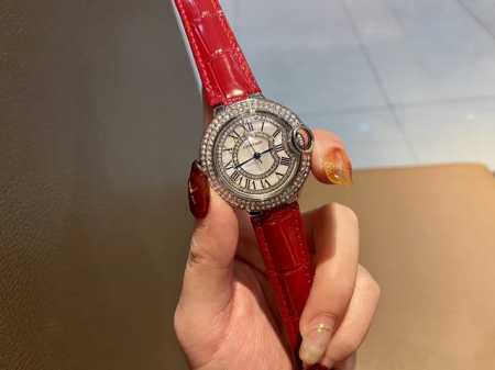 尺寸33Mm 卡地亚-Cartier 蓝气球系列，两针半石英腕表，珍珠贝壳面，尺寸33Mm，头层小牛皮表带配原装扣，圈口镶嵌斯华洛钻石，尽显奢华腕表在不同的场合 - 点击图像关闭