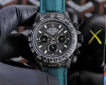 劳力士Rolex宇宙迪通拿系列之碳纤维定制版，腕表不仅佩戴轻便，外表坚硬。且每一只腕表都拥有独一无二的碳纤花纹。 表壳腕表尺寸 X11.3吻合原装。整个壳套，圈 - 点击图像关闭