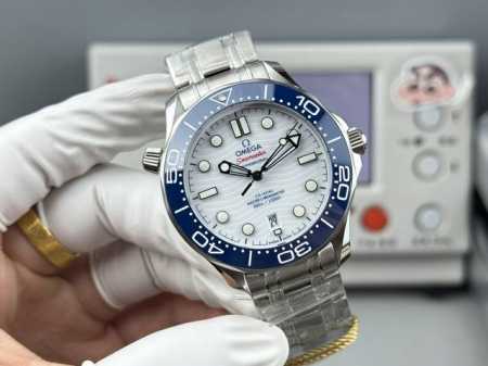 白 -金 Or-Factoy将开启复刻传奇的篇章。 这一前沿风尚的欧米茄海马300米系列腕表，采用进口316L精钢打造而成，表圈采用韩国高密度陶瓷，饰以白色珐琅 - 点击图像关闭