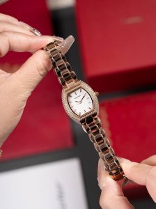 加量不加价 金白同价 卡地亚-Cartier Mini Lady 酒桶型 采用原装进口瑞士石英机芯 法国蓝宝石水晶镜面 表壳镶满施华洛世奇真水钻18K金工艺 牛