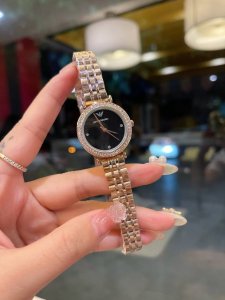 阿玛尼时尚 渐变色 新款 到货！休闲女士腕表，腕美展现，熠熠生辉，多彩优雅姿态，细致抛光工艺，矿物质玻璃镜面，表盘直经30Mm,厚度12Mm,经典表带，柔软舒适