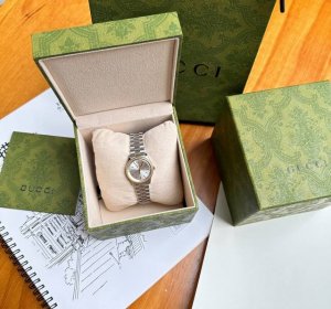 探索2025早春古驰G-Timeless 石英系列。表径29Mm，表盘缀饰低调内敛的互扣式双G和Gucci字母标识，诠释时尚型格。不绣钢间电Pvd表带表壳，进口