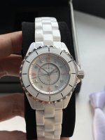 Chanel香奈儿J12系列，粉红之光限量版，高科技全白色精密陶瓷表壳搭配钢镶边表圈，旋入式表冠，33Mm表径，蓝宝石玻璃镜面，8颗天然钻石时标，白漆字面四个粉