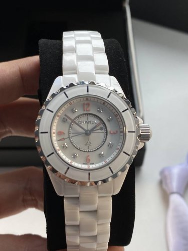 Chanel香奈儿J12系列，粉红之光限量版，高科技全白色精密陶瓷表壳搭配钢镶边表圈，旋入式表冠，33Mm表径，蓝宝石玻璃镜面，8颗天然钻石时标，白漆字面四个粉