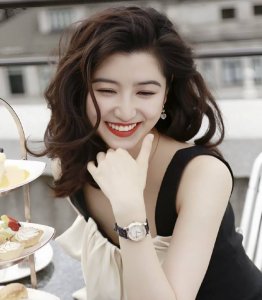 这款好像比劳力士日志好看多了！ “男戴伯爵 女戴萧邦” 半金半钢还有钻谁不爱呢？ 各种尺寸的表径都有呢！ #萧邦 #萧邦快乐钻石 #萧邦手表 #萧邦Chopar