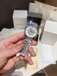 490超高品牌：阿玛尼 型号：Ar1925 机芯种类：石英表 手表种类：女款 表盘形状：圆形 表扣：双按蝴蝶扣 表壳：316L精钢 表带：316L精钢 尺寸：3