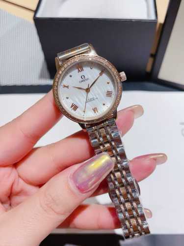 白190. 钢带20陶瓷+40 Omega欧米茄 时尚女士石英腕表 女神范十足的一款手表 超强时尚设计理念 进口石英机芯 顶级镀膜玻璃镜面 多颜色进口小牛皮搭配