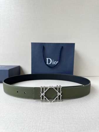特 Dior 宽度3.5Cm 这款不锈钢金属腰带扣、是季节男装系列新品，展现 Dior 经典的藤格纹图案。可与各式35毫米腰带搭配，彰显经典风格。 - 点击图像关闭