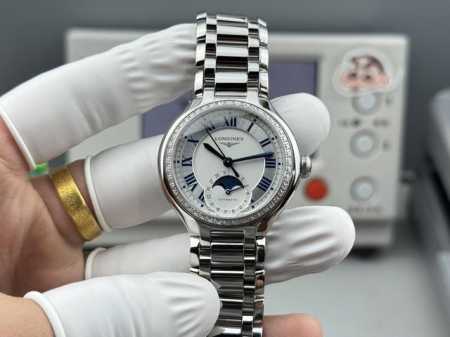 浪琴全新款心月星辰腕表 璀璨星辰，腕间永恒 让每个抬手都是高光时刻 晶莹莫桑美钻环绕表盘，如星辰坠入眼眸 白色搭配银色表盘层次分明，如同月光光晕，温和宁静，低调 - 点击图像关闭