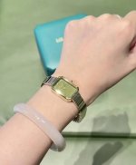 被这个绿色小方糖美哭了 绿色真的好显白呀 草绿色的方形表盘 很有光泽感 搭配上金色表带好精致 戴在手腕上超显白的