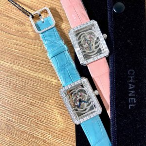 最高奢侈版本！腕表界唯一款长方形把机芯，设计成透明镂空3D立体山茶花，又在立体镂空山茶花机芯上，采用珠宝微镶工艺，用128粒八心八箭的镐石。微镶成3D立体奢侈珠