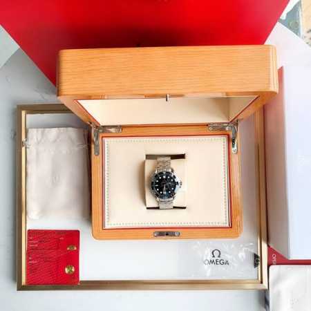 欧米茄海马300M潜水系列，全新瑞士eta-2824全自动机械机芯，21砖，厚度3.6Mm.直径25.6Mm.震频28800次每小时，动能储备42小时，高频快摆 - 点击图像关闭