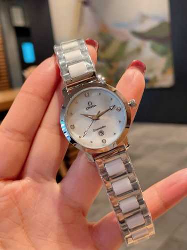 白 金黑Omega欧米茄 时尚女士石英腕表，女神范十足的一款手表，超强时尚设计理念，进口石英机芯，顶级镀膜玻璃镜面，多颜色进口小牛皮搭配原装针扣，尺寸28Mm，