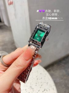 Gucci Vintage 中古表最怀念的味道那就是gucci罗马表盘，浓浓的怀旧气息和历史感是中古表给的。简约表盘，外圈是复古又有辨识度的罗马刻度。日常搭配衬