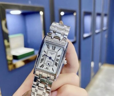 一看到就心动了！浪琴的小红表，真的绝了！ 戴卓维纳系列，精致到不行，两针半设计超经典！ 钢带是实心的，质感满满，戴起来超有范儿！ 机芯还是进口的，精准走时，完全