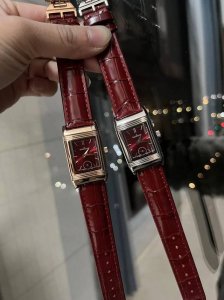 新款积家经典翻转系列高级女士腕表[飞吻][飞吻]精钢表壳，独特设计180度旋转翻盖，内置瑞士石英机芯，走时精准稳定！真皮表带，尺寸1比1 尺寸：23*34Mm
