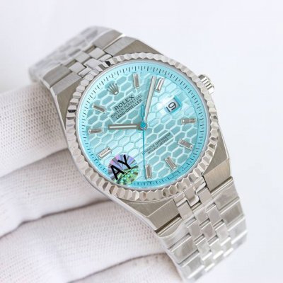 劳力士全新 Land-Dweller 陆使型于 2025 年推出，采用了一体式表链设计，这种设计灵感源自 1969 年Oysterquartz Datejust