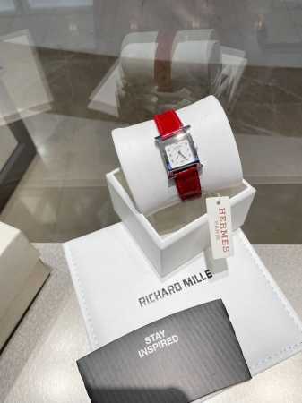 白壳 金壳 钻50 Hermes 爱马仕 Heure H系列 香港DFS环球免税店亮丽的颜色表带环绕独特的“H”型表壳，白色天然贝母数字面，纯手工打磨而成，采用 - 点击图像关闭