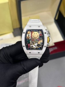 独家实拍图 Richard Mille 发布全新Rm88 笑脸 Smiley自动上链飞轮腕表，演绎玩趣风格带上它 开心每一天 历时3年的研发，一款技艺和创新非凡