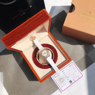 重要通知。江诗丹顿Vc众横四海系列女士石英腕表，这款是经典入门级，表径33Mm，兼具优雅外观和实用功能，这一石英表诞生于“钟表帝国”瑞士，以抛光精钢精心制成，六