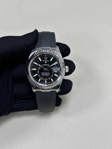 升级版 劳.力士Rolex Sky-Dweller 天行者！精彩细节： 表壳 尺寸42毫米，沉稳可靠、雍容大度！ 表圈采用劳力士Ring Command三角坑纹