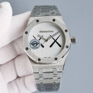 Aps出品。Kaws联名 升级V2版本 械男士腕表 搭载性能稳定的9015改Cal.4302机芯 超级蓝宝石玻璃 更加的耐磨防刮 超强夜光显示 每颗字面钉都是进