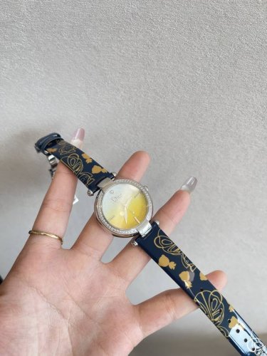 美国贸易公司订单产品方最近关岁问题出不去，订货方急于套现！订单不低于2400完全是套现亏出真钻一表一检测证书支持第三方重新检测不是真钻白送Dior迪奥星空女表限