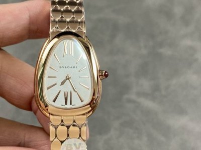Serpentiseduttori鎏金蛇影腕表 表壳 腕表尺寸33毫米、厚度6.85 1精钢表冠，饰以1颗凸形蛋面切割粉红碧玺 2银色蛋白石表盘、简洁大气 3镶
