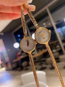 来点硬货日本中古二手店淘回来的Gucci款！极其富有淑女范儿。配上及其简单的表盘，除去记录时间外别无其他功能，删繁就简，追忆简单生活。时尚就是一个轮回，现在正流
