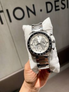 白 金 Gucci新款腕表 Gucci新品！颜值超高，能感受速度与激情的一块多功能腕表。 Gucci Lnterlocking 系列全新腕表搭载带计时码表功能的