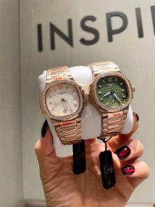 恭喜发财 白 金 钻圈30 人间小富婆得选择 时尚优雅女士鹦鹉螺7118系列。 这绝对是百达斐丽的毕业款啦 小红书刷不完的种草 简约素净 佩戴起来非常素雅大气 恭喜发财 白 金 钻圈30 人间小富婆得选择 时尚优雅女士鹦鹉螺7118系列。 这绝对是百达斐丽的毕业款啦 小红书刷不完的种草 简约素净 佩戴起来非常素雅大气