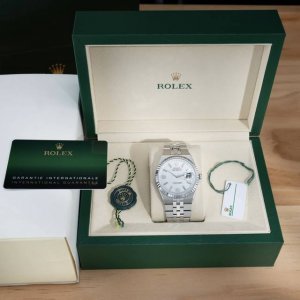 劳力士新款陆使型 40Mm Oyster perpetual Land-Dweller ，官方将其定义为“重塑现在，为未来创作奠定基础”的里程碑作品。用全新壳型