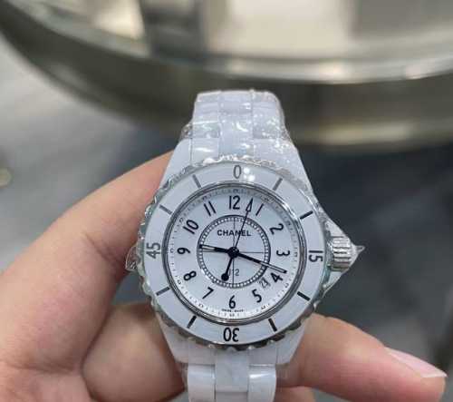 品牌:香奈儿 系列:J12系列 型号:H0968 材质:精钢 镜面:蓝宝石玻璃 表盖:密底 表扣:折叠扣 表径:33Mm 机芯类型:石英机芯 成色:95新 附件