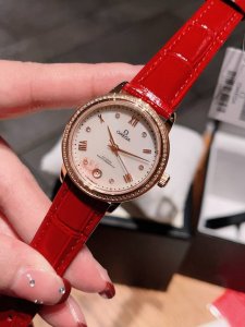 钢带 Omega欧米茄碟飞系列32Mm女士石英腕表 吸引了众多忠实支持者 此系列表款风格简约 外观雅致华美 彰显着引人瞩目的隽永美感低调朴实无华 却又细腻耐看