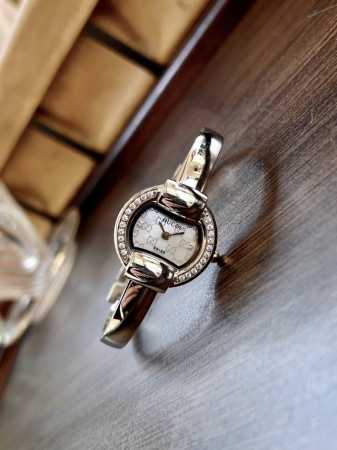 金白同价 钻20 古驰 Gucci 瑞士日内瓦最新限量款升级版到货 后盖全新加重处理，重做原装对版镶钻字面。字面镶嵌八箭八星两个闪亮的锆钻石，细节诚意满满区别以 - 点击图像关闭