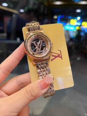 新款lv-气质女士腕表，表壳独具匠心的创意、轻盈舒适，表带蝴蝶扣实心钢带，完美贴合女性的纤细玉腕，尺寸32Mm - 点击图像关闭