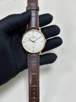 江诗丹顿Vc传承系列85180 三针透底 8 两针密底 腕表，完美圆形的表壳，搭配微孤式表耳设计，使之更加贴合佩戴者的手腕。简约大气的表盘设计，低调不失奢华。