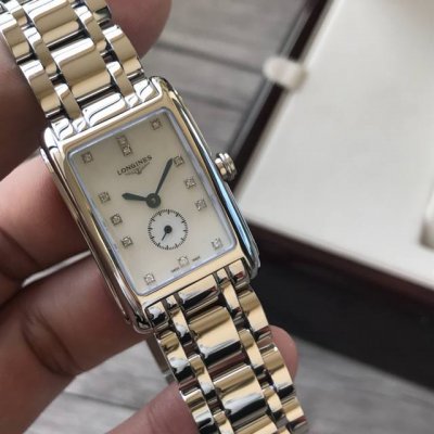 配全套原包装 林志玲同款！浪琴表黛绰维纳20.80 X 32 Mm 石英女士腕表！正品机芯l178石英机芯！拥有低电量提醒功能！石英机芯没电了秒针会四秒一跳！这