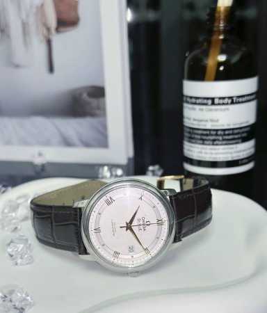 欧米茄碟飞系列真的是很经典。简约，朴素，端庄，优雅这些就是蝶飞的代名词，不张扬，无论是社交场合还是日常都可佩戴，百搭表。表带是可以换的，个人觉得皮质表带日常一些 - 点击图像关闭