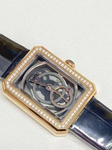 香奈儿 Chanel premièRe CaméLia Skeleton 系列腕表，充分融入了设计元素，棱角分明，设计简约，简单有力的线条没有多余的修饰，却不失