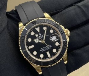 劳力士游艇名仕型226658-0001，硬朗型格这块直接拉满～ 42Mm表径气场在线，橡胶表带戴着舒服还耐造，自动机械芯走时稳，日期显示实用又方便。 乱码单表无