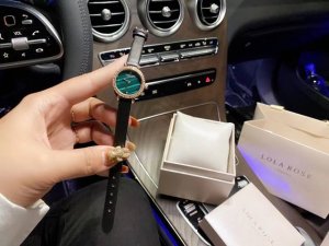 罗拉小绿表 火爆来袭 女神们特别喜欢的一款 Lola Rose显得手腕特别细lolarose是来自英国伦敦的一个设计师品牌英国王妃同款手表 设计独特 绿色特别显