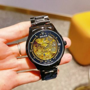 精钢表带十蝴蝶扣 刚：p ，皮：p ，劳力士一Rolex ，全自动雕花机芯，蕴含最优质的材料与一丝不苟的工艺！超强矿物质幻彩玻璃，真空电镀，精密防水，直径：43