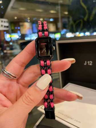 秋冬 酷配搭色 Première Chane腕表 Beige动感色彩 桃红色、橘黄色、鹦鹉绿搭配黑色表盘 21X26表壳身 搭配金属质感编织表带 欧美风格 欢迎 - 点击图像关闭