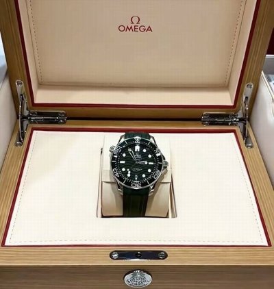 海马系列300米潜水表 自动机械机芯 至臻天文台表 日期显示 男表 瑞表 42Mm 绿色表盘 陶瓷精钢表壳 橡胶表带