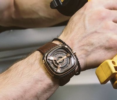 重磅推荐｜七个星期五 M2 02 工业美学腕表 DDD 这枚M2 02，绝对是钟表界的“叛逆艺术家”！ DDD 设计灵感 ：源自工业机械铜管，整体造型硬核又前卫