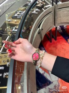 Viviennewestwood西太后手表，被两万人围观的西太后手表又来了！ 这个配色有点复古的感觉，超级亮眼[脸红] 28Mm的表盘会显得手更细哦
