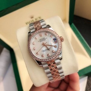 劳力士Rolex女款蚝式日志型腕表！表壳直31毫米。采用904L不锈钢来锻造，具备高抗腐蚀性。搭配劳力士定制版2236蓝游丝全自动机械机芯性能极为稳定，抗震力强