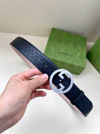 特 宽度4.0Cm Gucci古驰爱的进行曲 全新时装系列精选品牌典藏元素，以几何造型焕新演绎互扣式双G原版钢扣标识，呈现多款别致单品。历久弥新的设计元素与本次 - 点击图像关闭